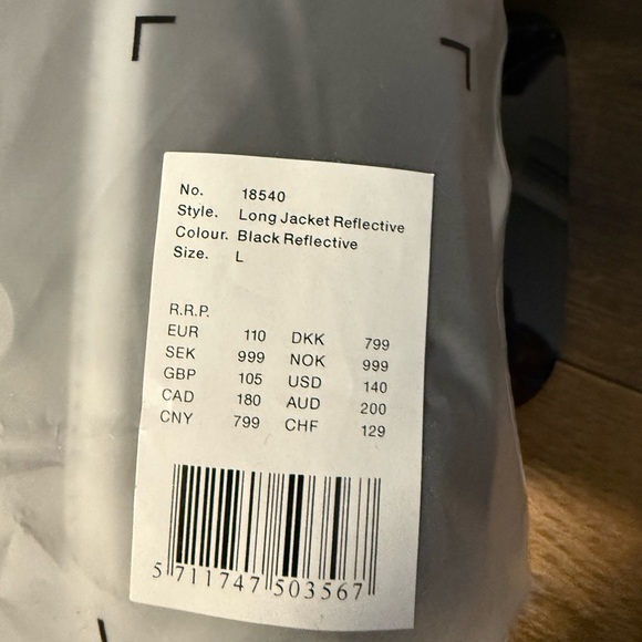 RAINS NWT Men’s Black long reflective Rain coat, size LG. pockets. Arm Venting - Picture 11 of 11